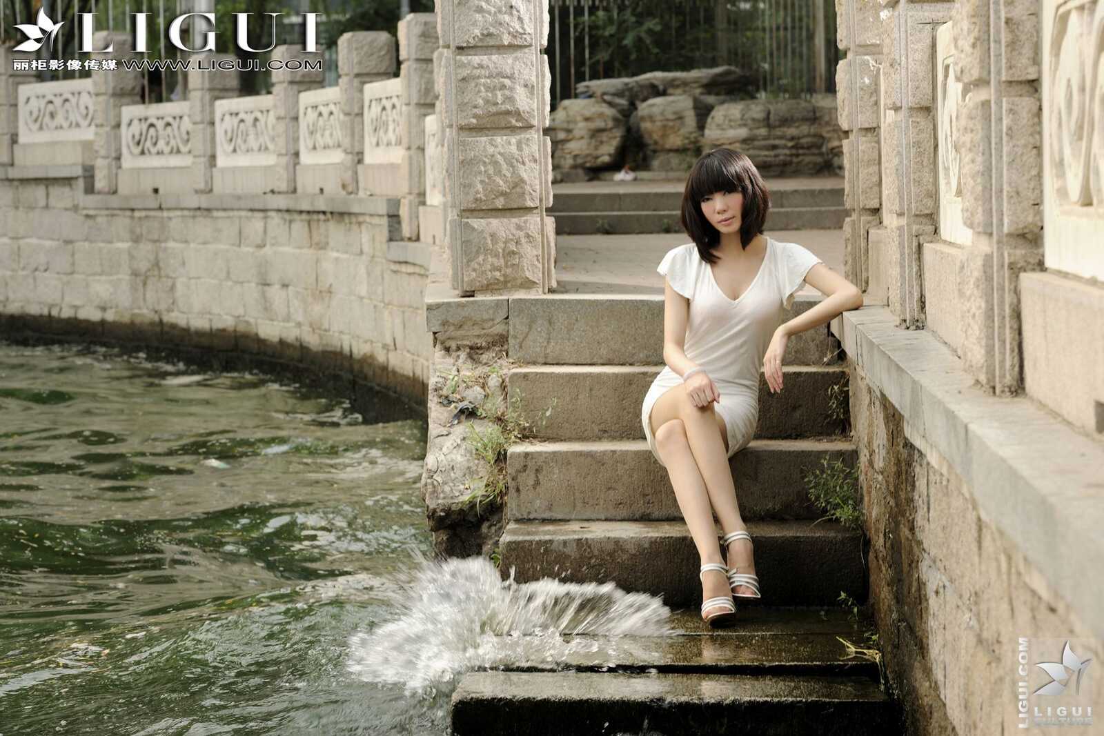 Model 乐乐《丝足戏水》 [丽柜LiGui] 美腿玉足写真第6张