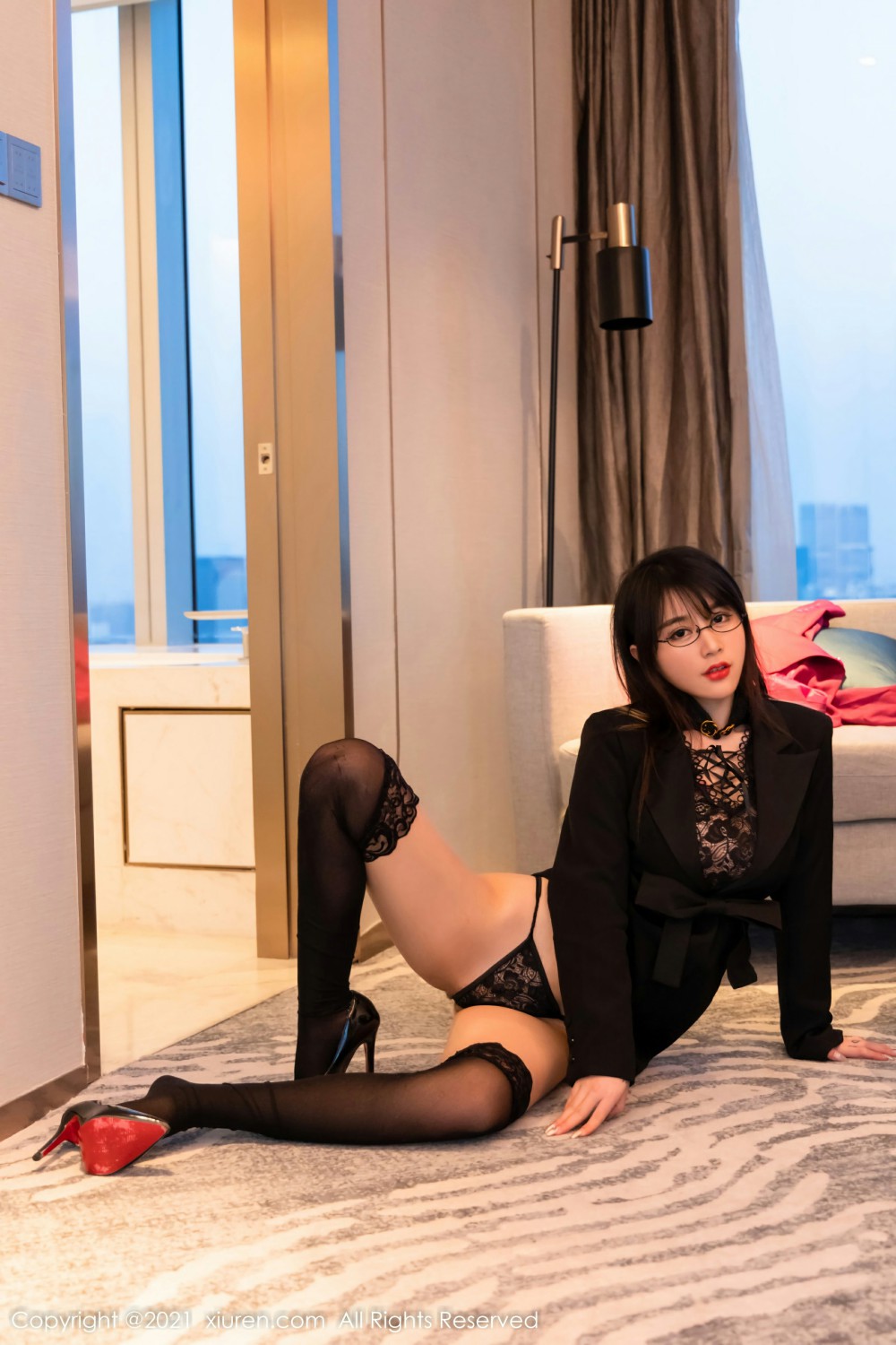 [XiuRen秀人网] 2021.12.09 No.4317 美七 Mia 魅惑黑丝第4张