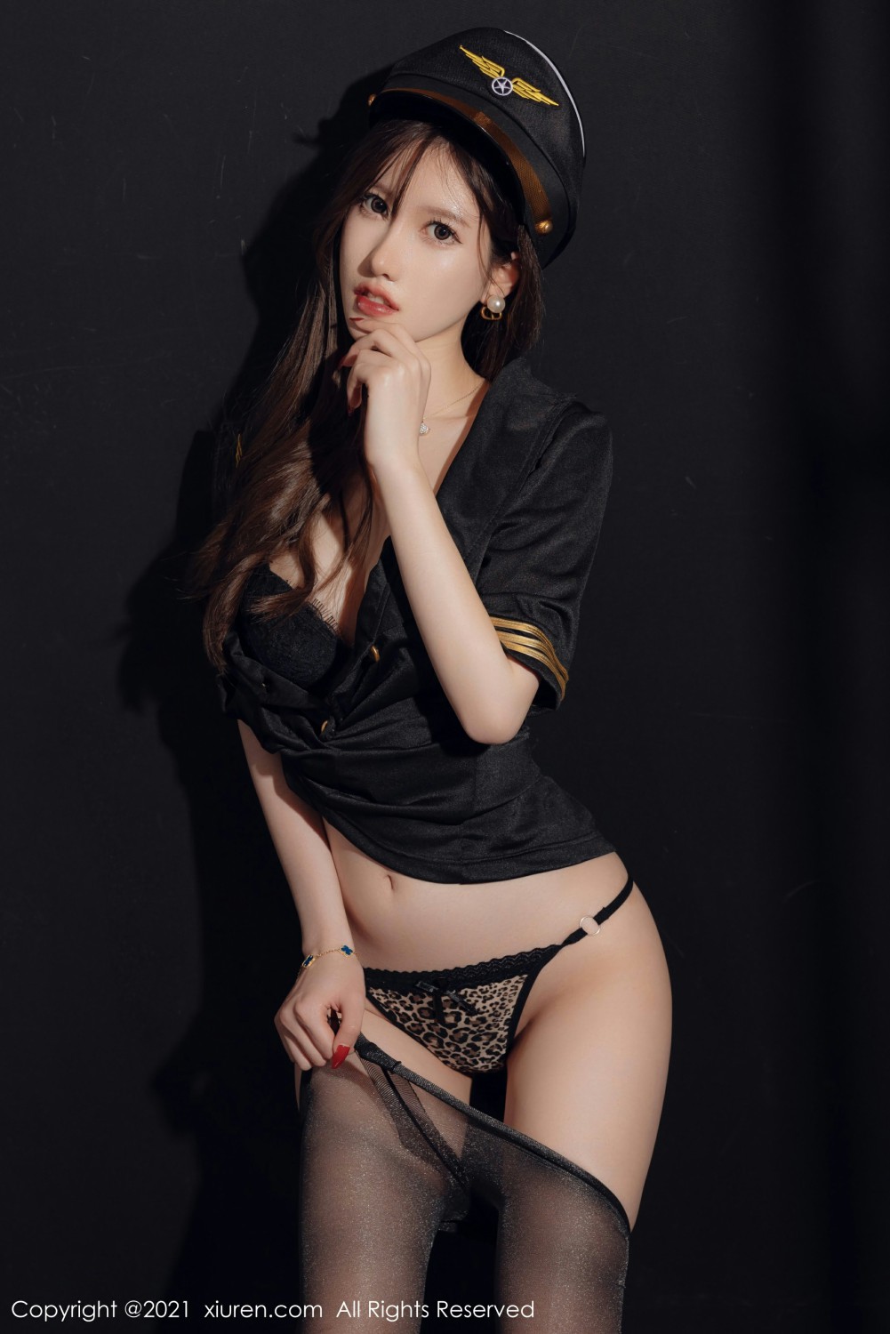[XiuRen秀人网] 2021.12.17 No.4355 美桃酱 黑丝制服第11张