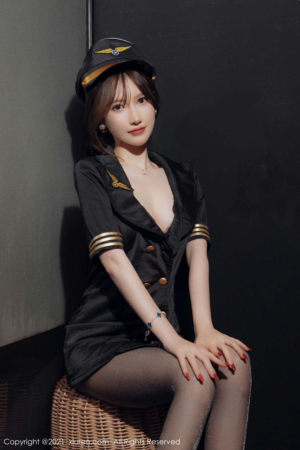 [XiuRen秀人网] 2021.12.17 No.4355 美桃酱 黑丝制服第2张
