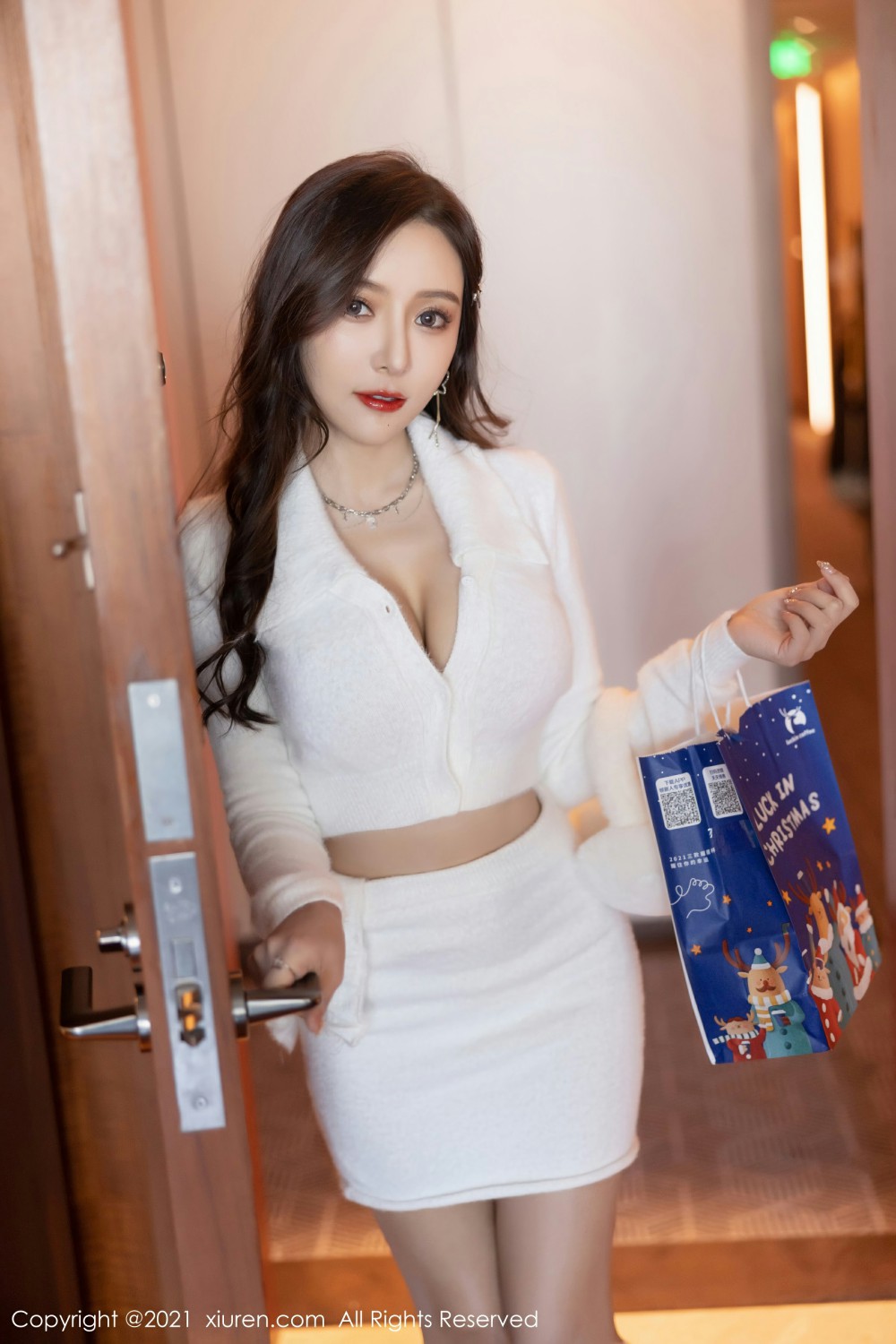 [XiuRen秀人网] 2021.12.20 No.4359 王馨瑶yanni 圣诞节写真第1张