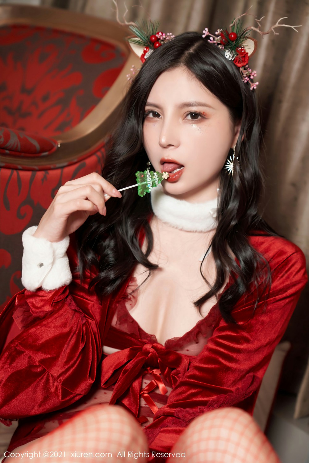 [XiuRen秀人网] 2021.12.23 No.4377 小蛮妖Yummy 圣诞写真第1张