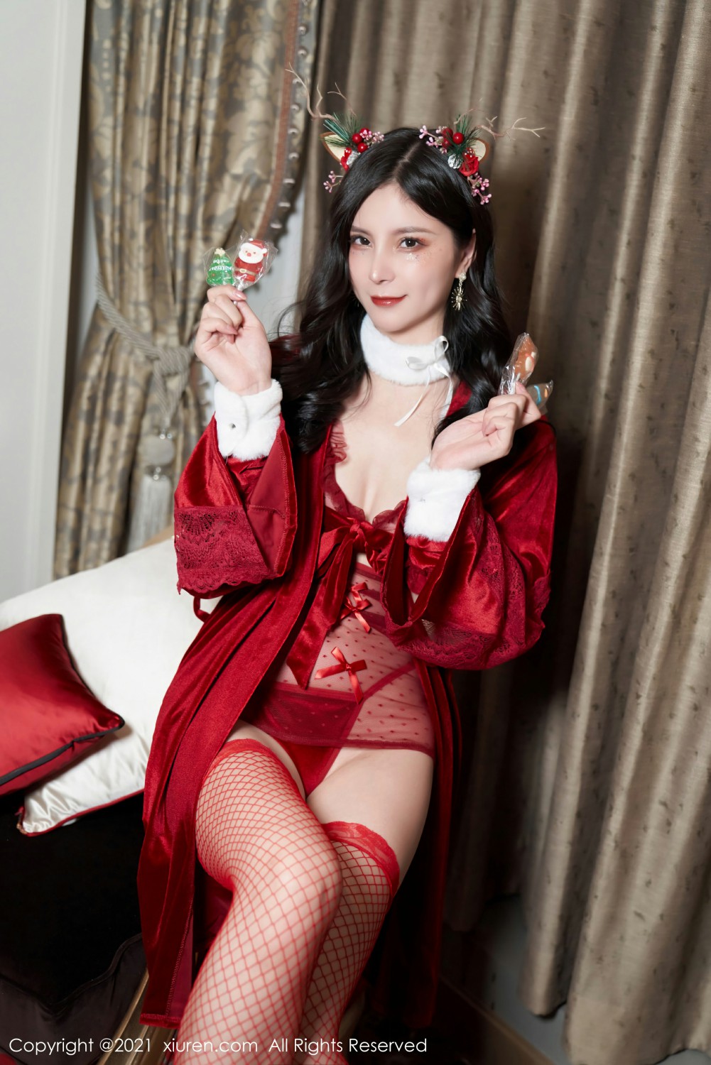 [XiuRen秀人网] 2021.12.23 No.4377 小蛮妖Yummy 圣诞写真第2张