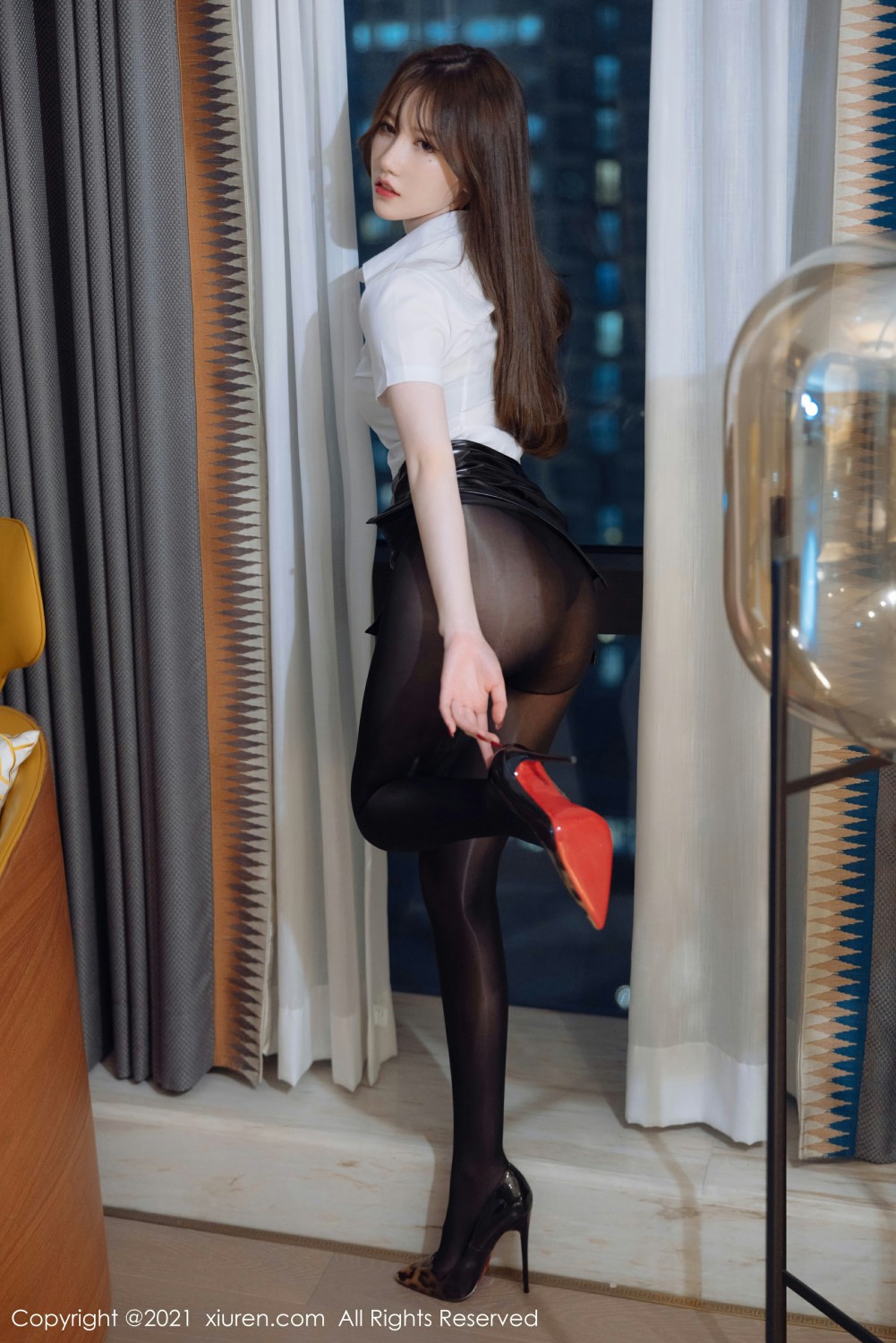 [XiuRen秀人网] 2021.12.28 No.4395 美桃酱 黑丝皮裙第4张
