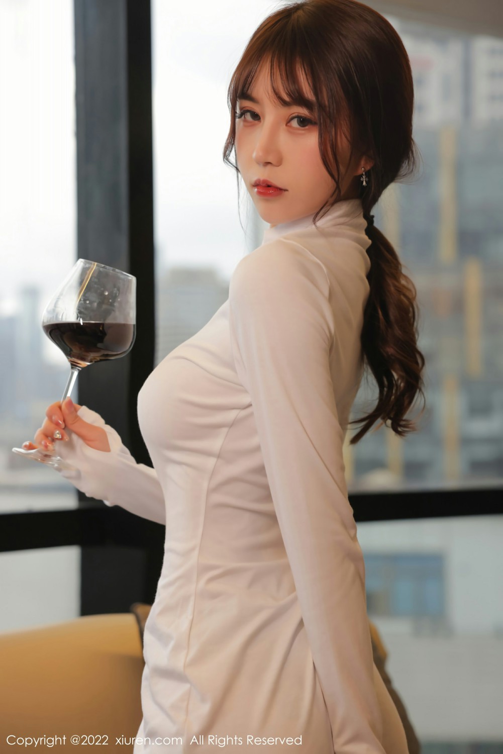 [XiuRen秀人网] 2022.01.21 No.4494 tina_甜仔 微醺女总裁第4张