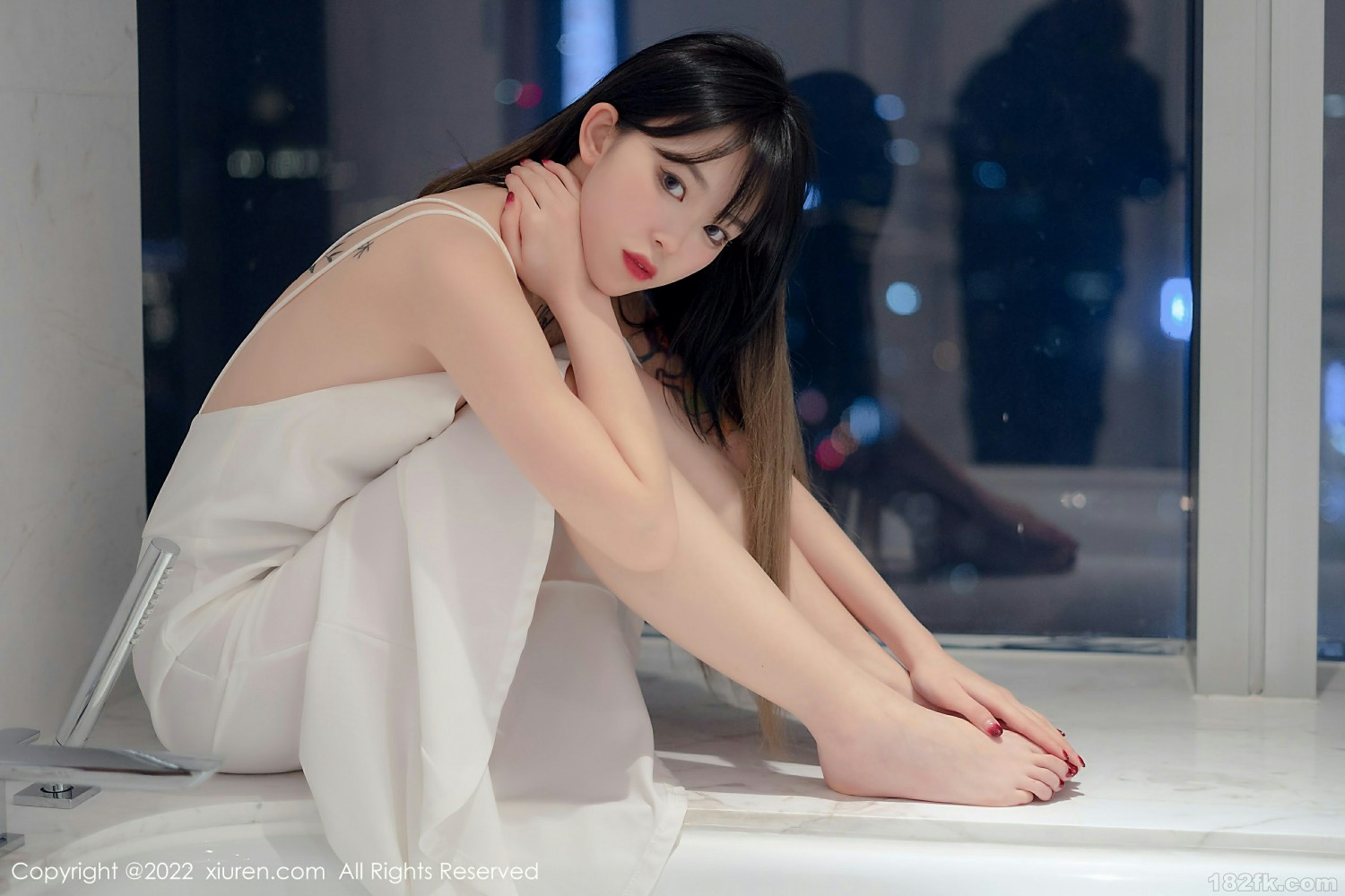 [XiuRen秀人网] 2022.02.21 No.4611 奶瓶. 极致美腿第5张