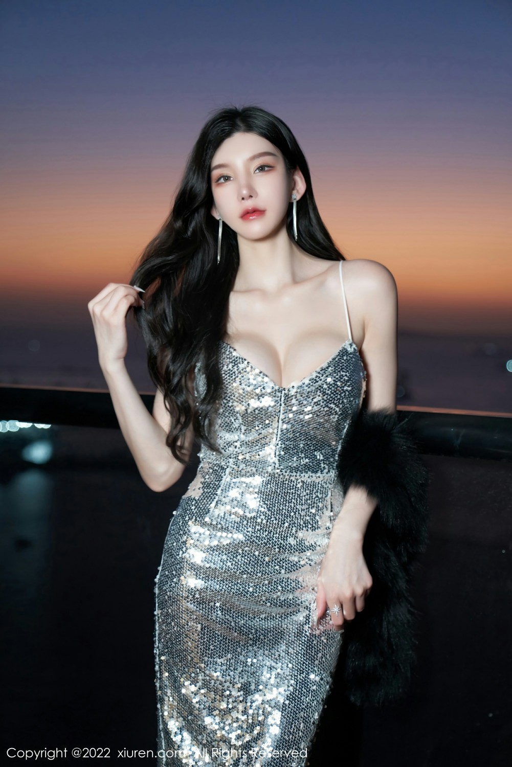[XiuRen秀人网] 2022.02.23 No.4628 周于希Sally 银色吊带裙第1张