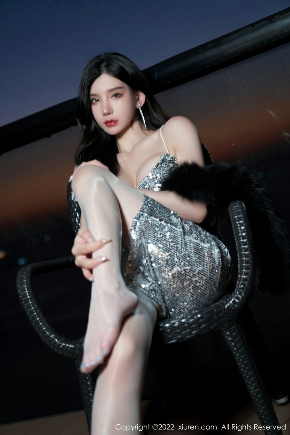 [XiuRen秀人网] 2022.02.23 No.4628 周于希Sally 银色吊带裙第3张
