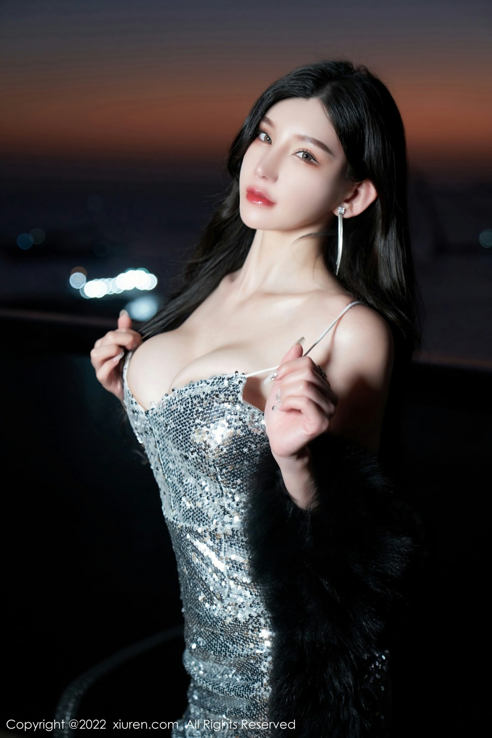 [XiuRen秀人网] 2022.02.23 No.4628 周于希Sally 银色吊带裙第3张