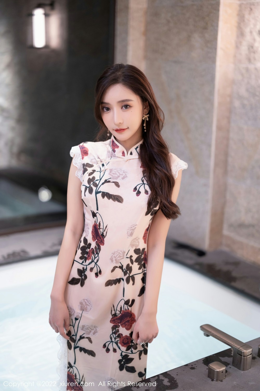 [XiuRen秀人网] 2022.03.08 No.4688 王馨瑶yanni 花纹旗袍第1张