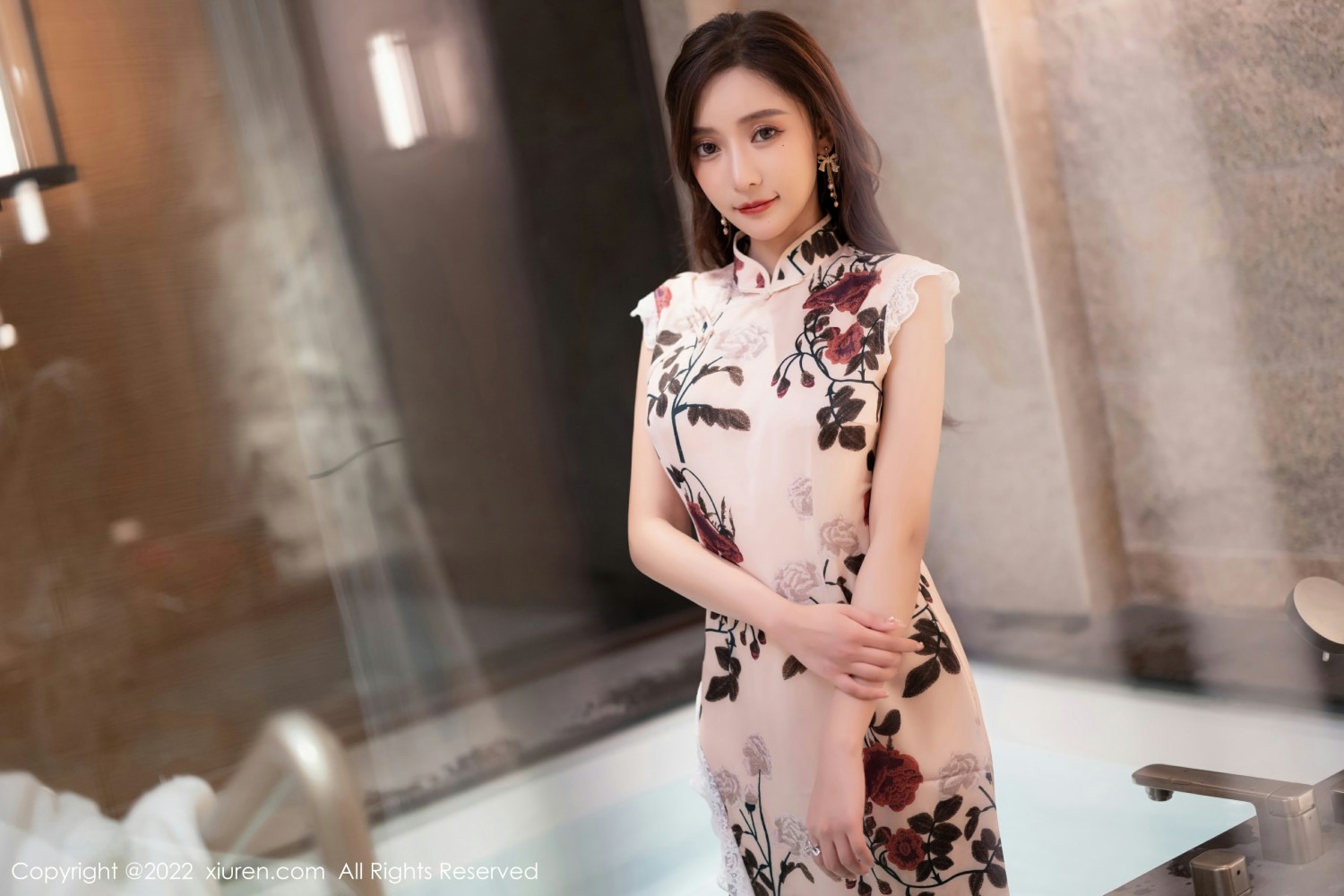 [XiuRen秀人网] 2022.03.08 No.4688 王馨瑶yanni 花纹旗袍第1张