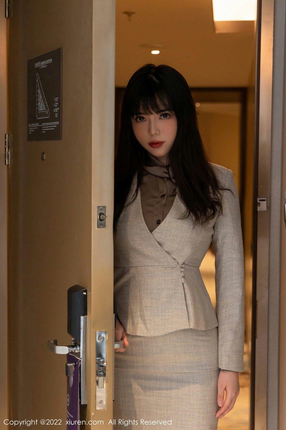 [XiuRen秀人网] 2022.03.09 No.4689 Arude薇薇 制服诱惑第1张