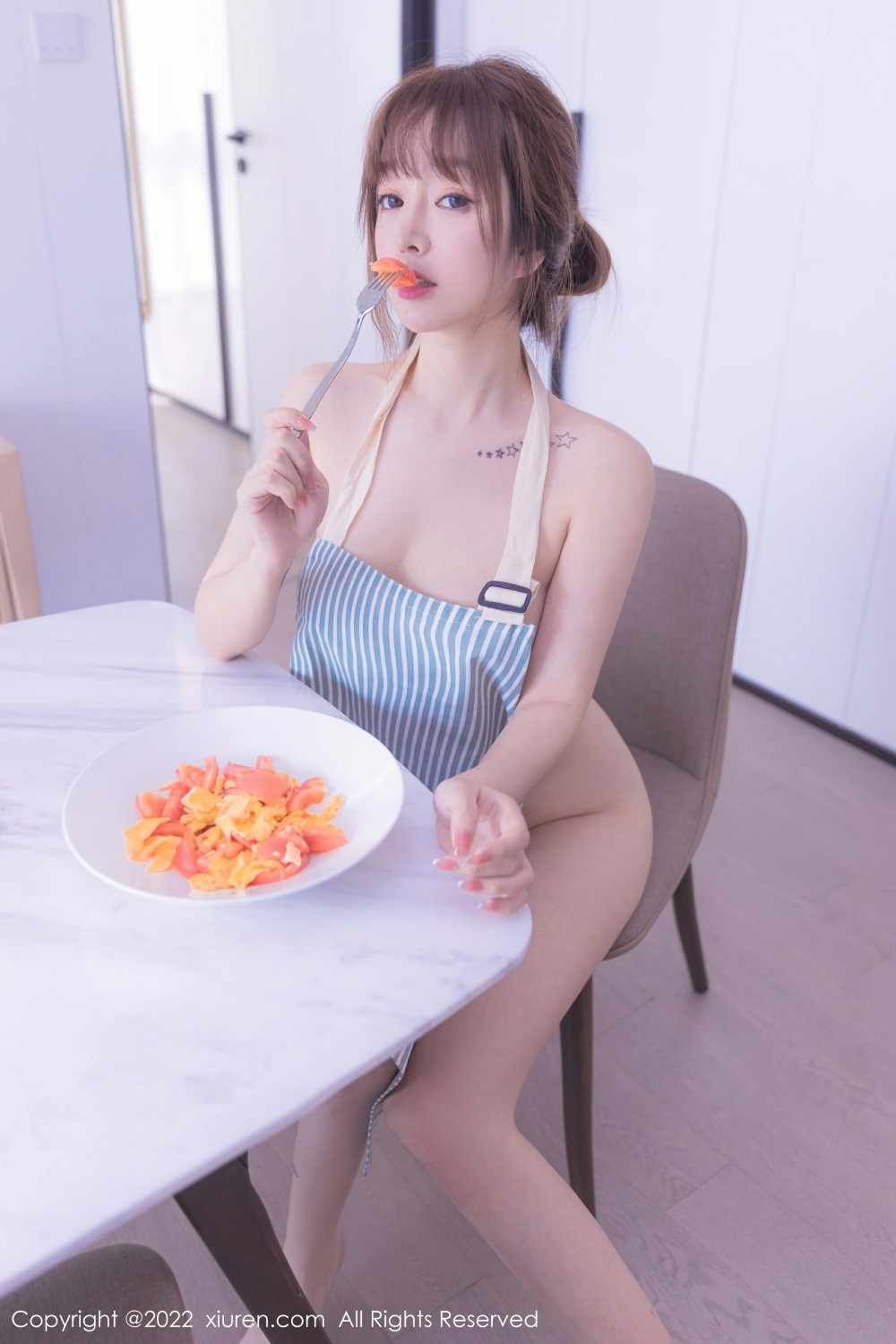 [XiuRen秀人网] 2022.03.11 No.4706 王雨纯 性感厨娘第1张