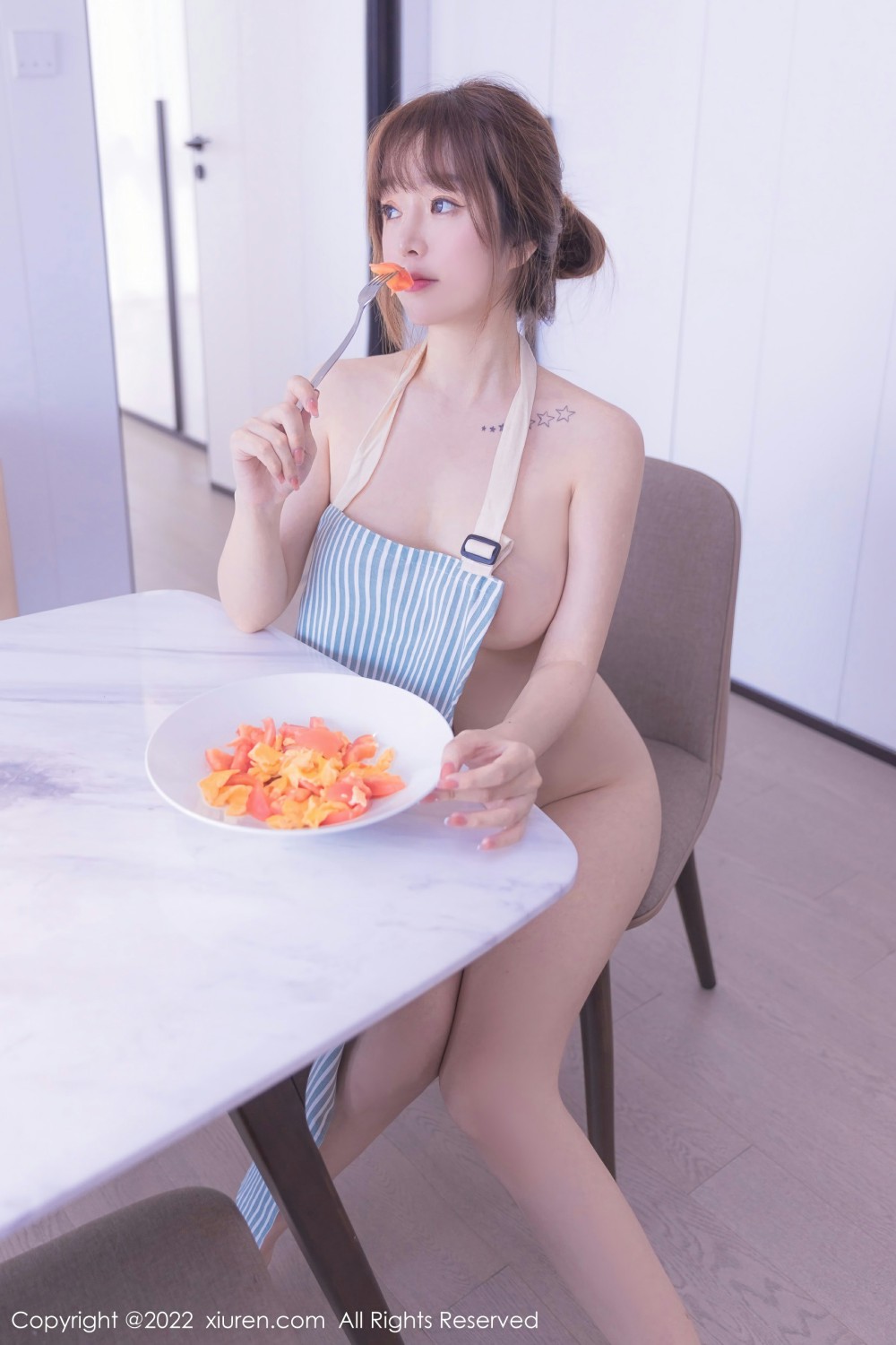 [XiuRen秀人网] 2022.03.11 No.4706 王雨纯 性感厨娘第1张