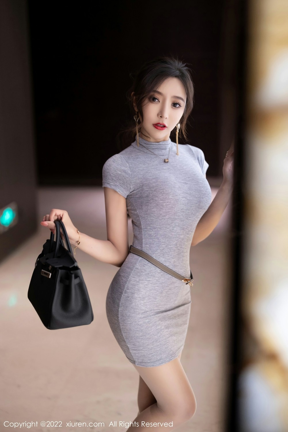 [XiuRen秀人网] 2022.03.18 No.4743 王馨瑶yanni 灰色连衣裙第1张