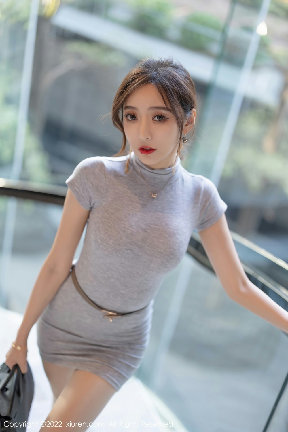 [XiuRen秀人网] 2022.03.18 No.4743 王馨瑶yanni 灰色连衣裙第1张