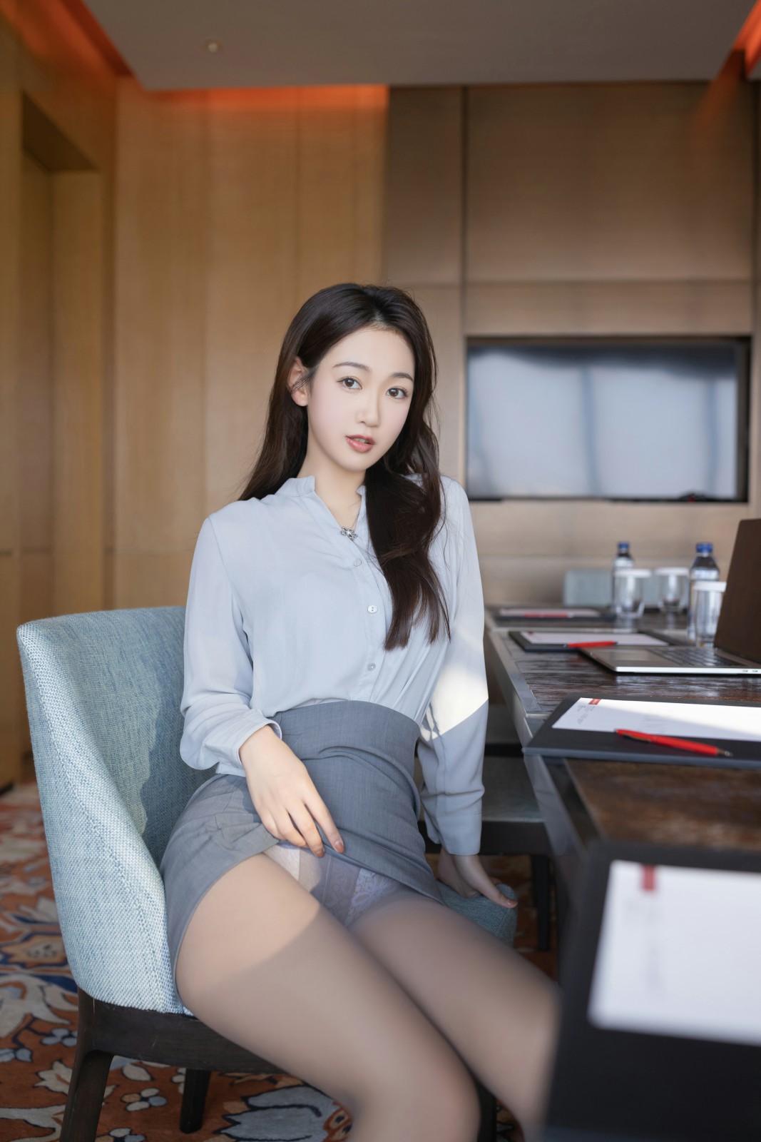 秀人网极品嫩模唐安琪会议室打赏图第1张