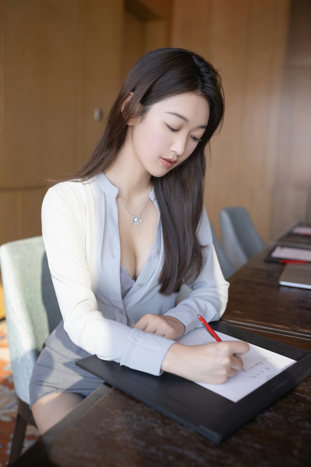 秀人网极品嫩模唐安琪会议室打赏图第1张