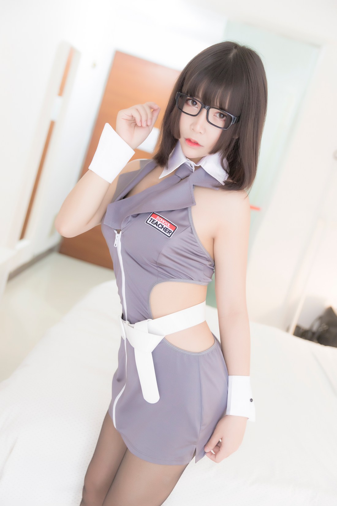 微博红人Coser@抱走莫子aa 黑丝 在现浏览第3张