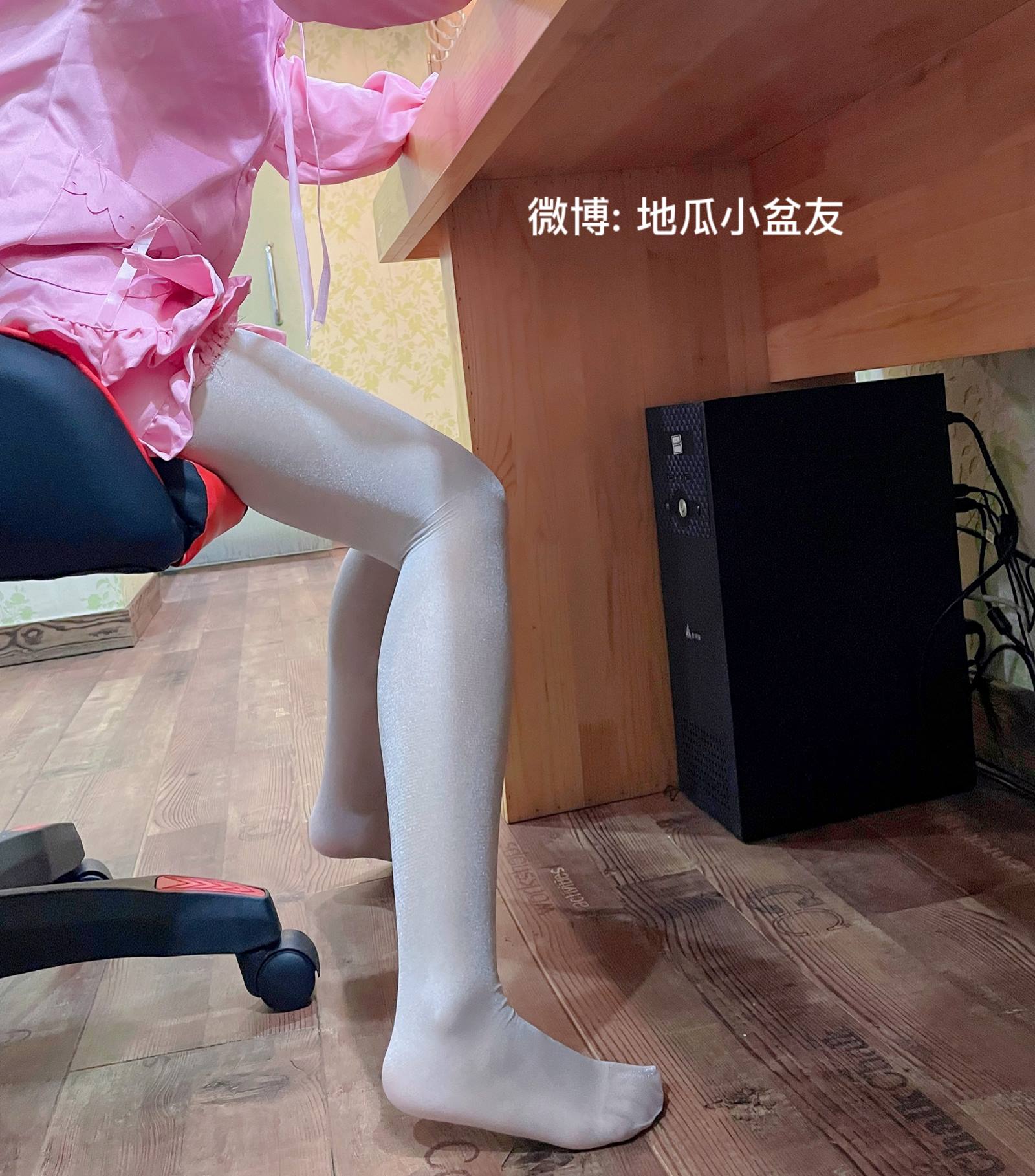 网紅Coser@地瓜小朋友 -电技房黑丝[20P]第2张