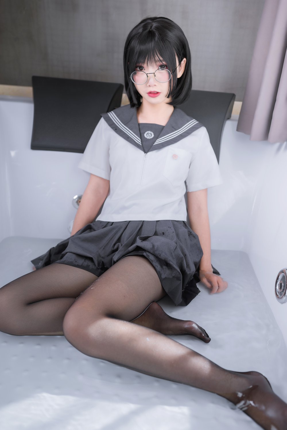 网荭Coser@面饼仙儿 脑内少女 黑丝JK 在现浏览第1张