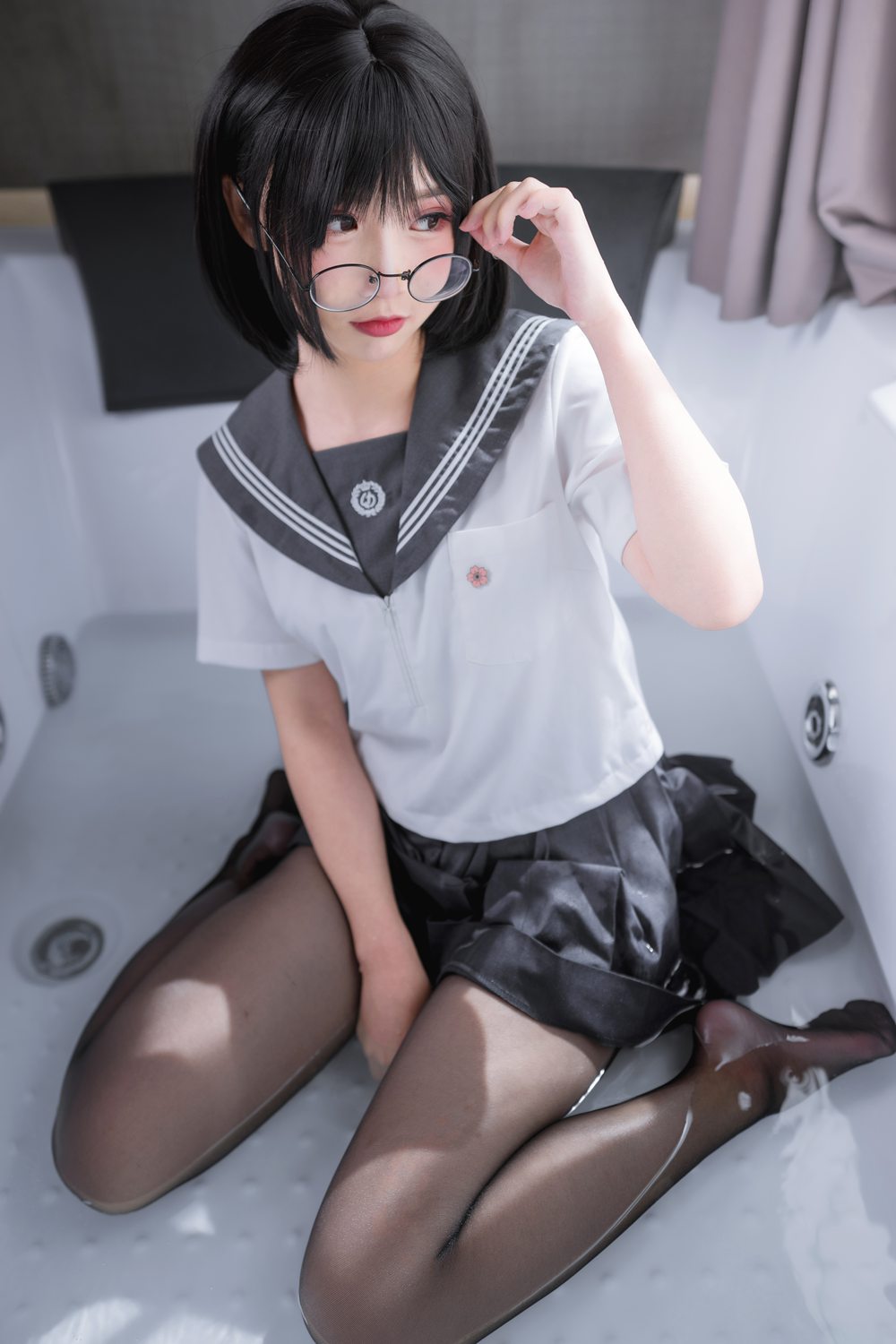 网荭Coser@面饼仙儿 脑内少女 黑丝JK 在现浏览第1张