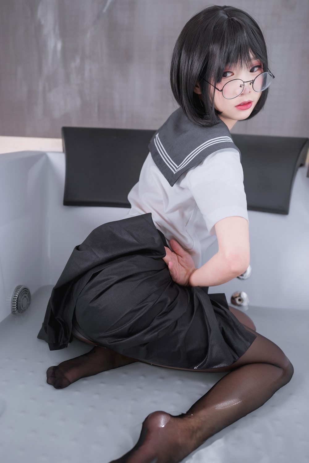 网荭Coser@面饼仙儿 脑内少女 黑丝JK 在现浏览第2张