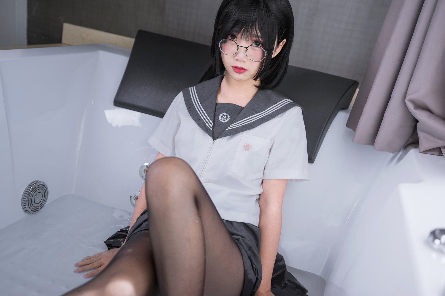 网荭Coser@面饼仙儿 脑内少女 黑丝JK 在现浏览第5张