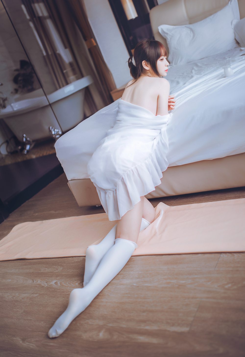 网荭Coser@疯猫ss 白色睡衣 在现浏览第1张