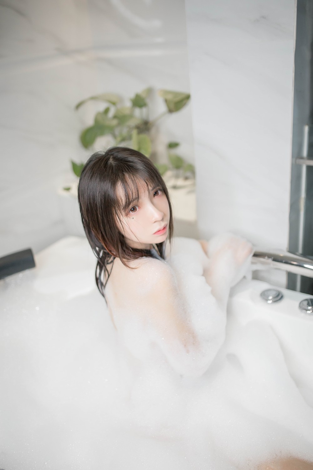 网荭Coser@疯猫ss 泡泡浴写真 在现浏览第4张