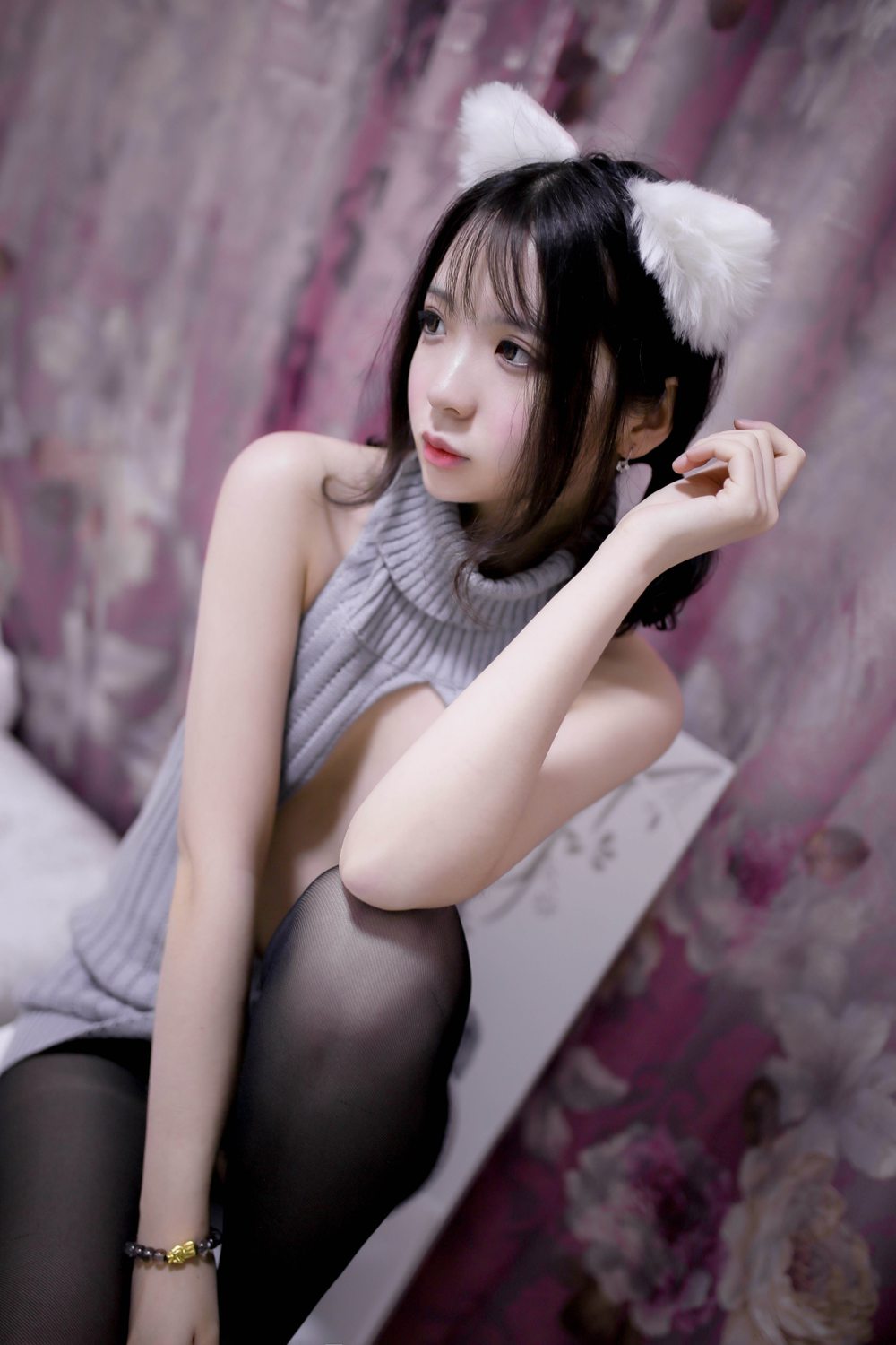 网荭Coser@疯猫ss 露背毛衣 在现浏览第1张